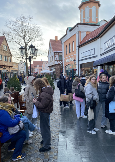 en masse unge ude på gaden ved  Neumunster outlet